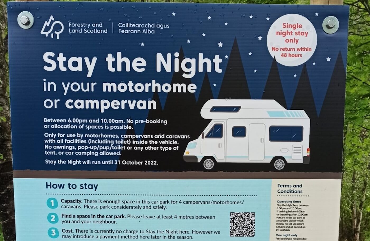 Panneau &laquo; Stay the Night &raquo; pour passer la nuit en camping-car en &Eacute;cosse.