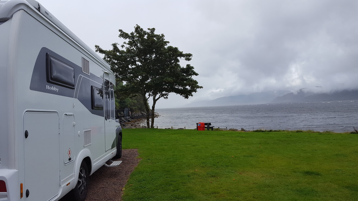 Camping-car au bord du Loch Linnhe, au camping de Bunree.