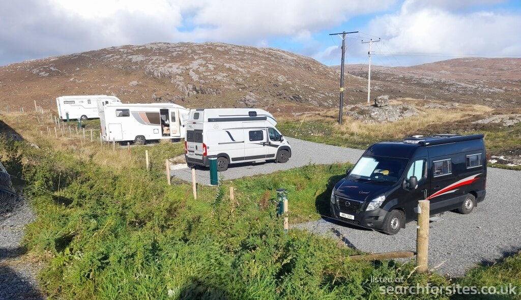 Fourgons et camping-cars sur les emplacements de gravier d’Urgha Aire, à Harris.