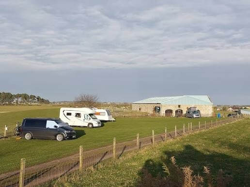 Camping-car et caravane sur les emplacements en herbe de Davochfin Farm.