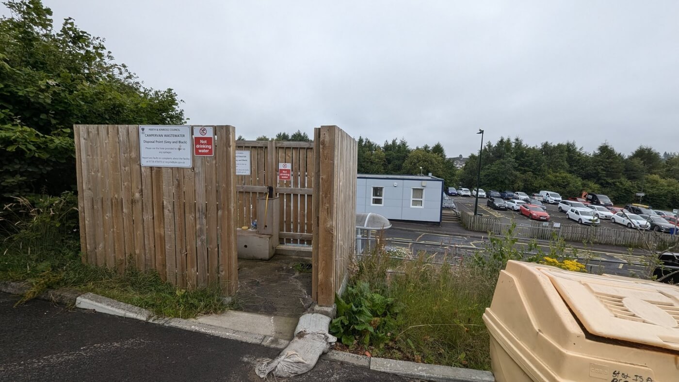 Installation de vidange de Broxden, avec panneaux signalant une eau non potable.