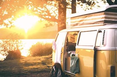 camping-car au coucher du soleil